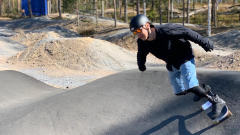 Matti Suur-Hamari skeittaamassa Karhumäen Pumptrackila